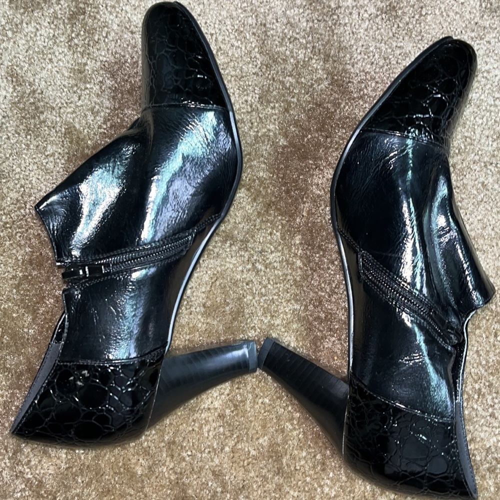Monroe and Main Ankle Boots - Picture 4 of 5